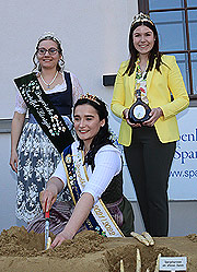 Verena Wenger, Bayerische Kartoffelkönigin, Spargelkönigin Annalena Fischhaber und Carolin Meyer, Fränkische Weinkönigin (©Foto: Martin Schmitz)